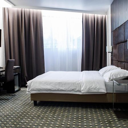 Park Hotel Днепър Екстериор снимка