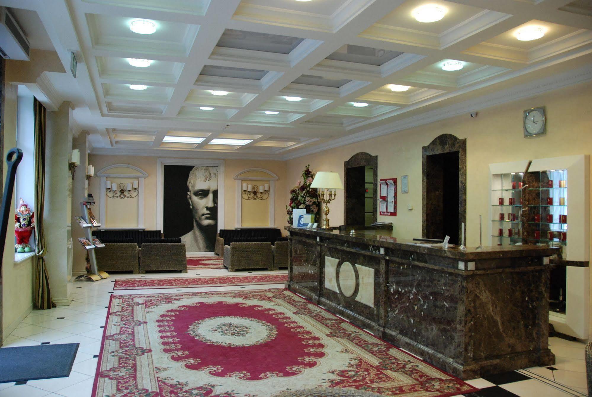 Park Hotel Днепър Екстериор снимка