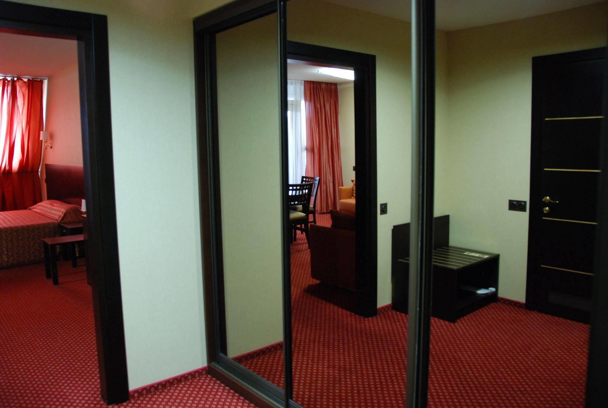 Park Hotel Днепър Екстериор снимка