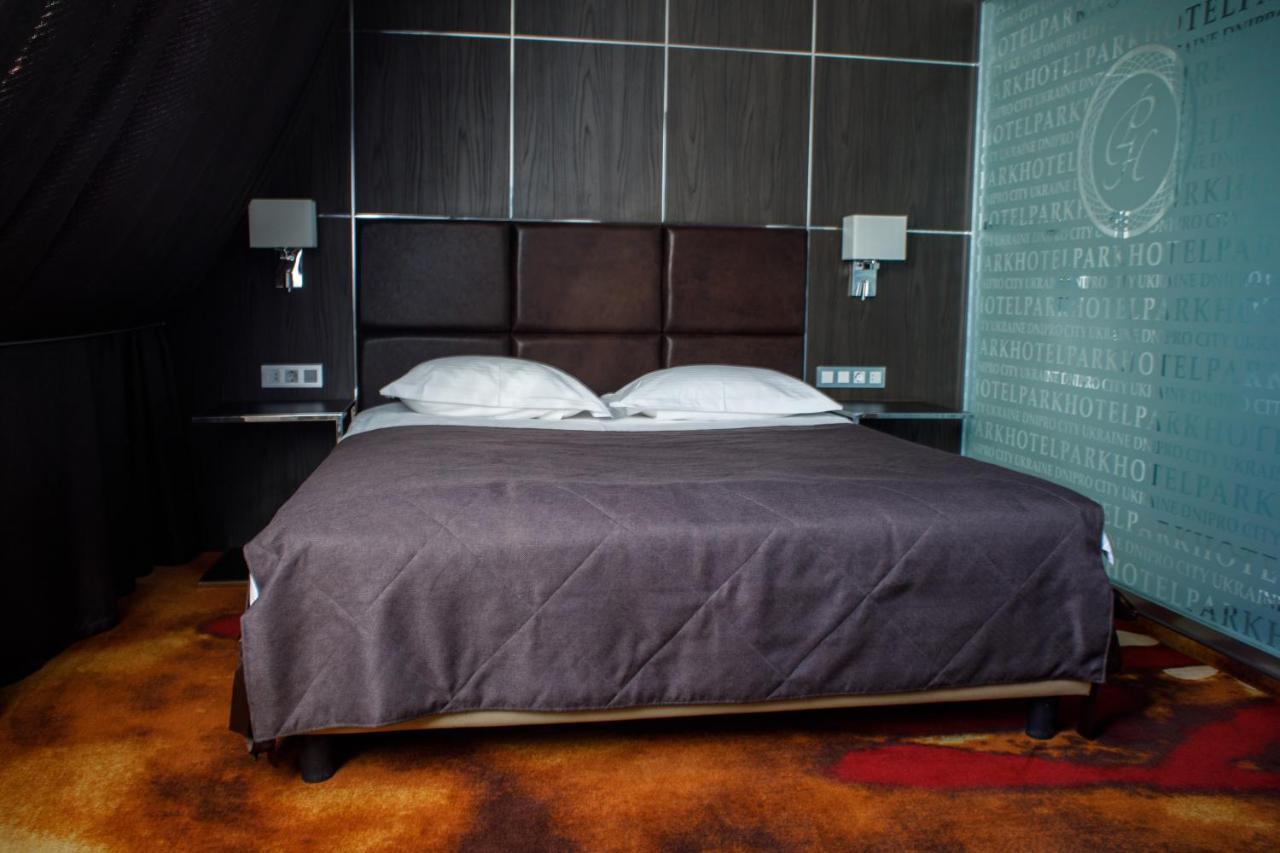 Park Hotel Днепър Екстериор снимка