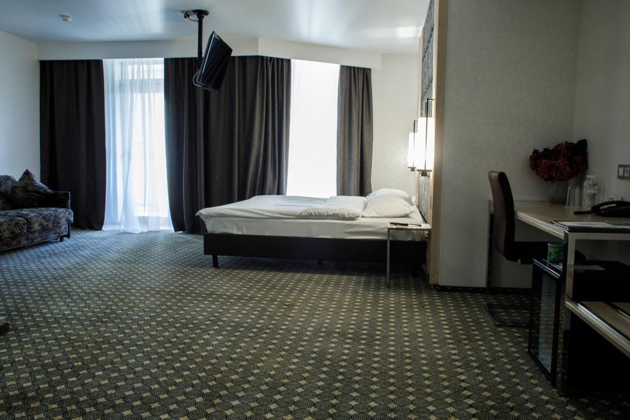 Park Hotel Днепър Екстериор снимка